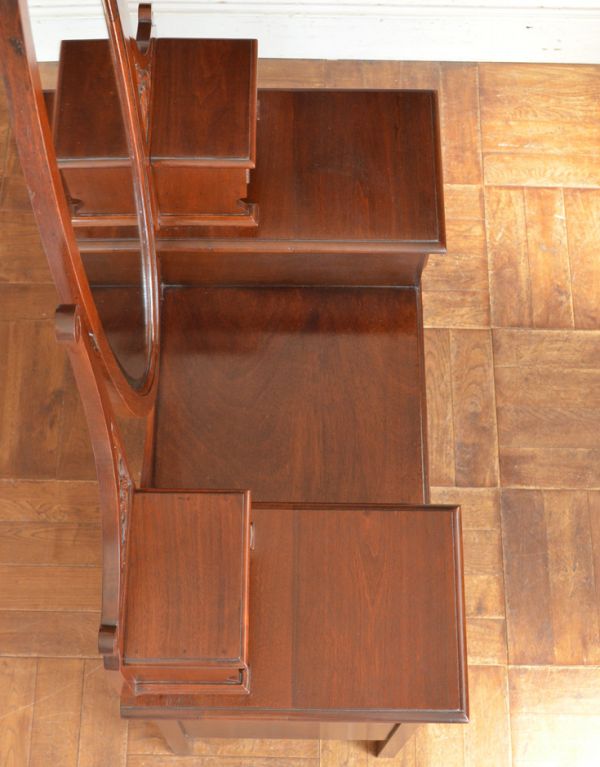 アンティークのドレッサー　アンティーク家具　英国デザインのアンティーク家具、大きな鏡付きのドレッシングチェスト。天板はピカピカです。(q-470-f)