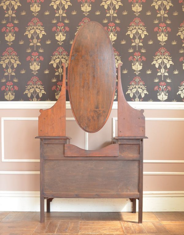 アンティークのドレッサー　アンティーク家具　英国デザインのアンティーク家具、大きな鏡付きのドレッシングチェスト。裏側もキチンと仕上げているので、キレイな状態です。(q-470-f)