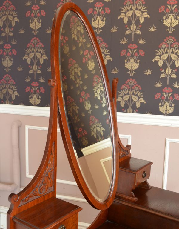 アンティークのドレッサー　アンティーク家具　英国デザインのアンティーク家具、大きな鏡付きのドレッシングチェスト。アンティークのミラーには美しいカッティングが入っているので高級感があります。(q-470-f)