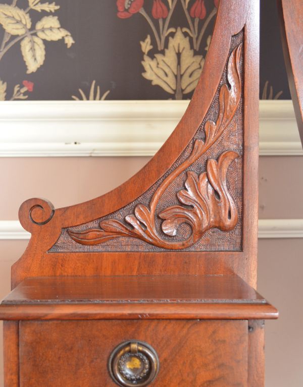 アンティークのドレッサー　アンティーク家具　英国デザインのアンティーク家具、大きな鏡付きのドレッシングチェスト。木で繊細なデザインが彫ってあります。(q-470-f)