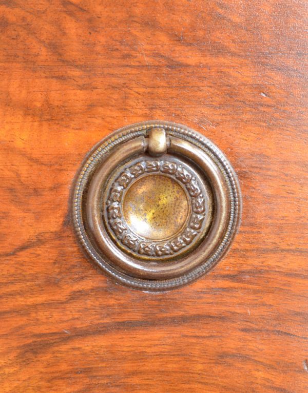 アンティークのドレッサー　アンティーク家具　英国デザインのアンティーク家具、大きな鏡付きのドレッシングチェスト。取っ手が素敵！アンティークならではの重厚感が出ています。(q-470-f)