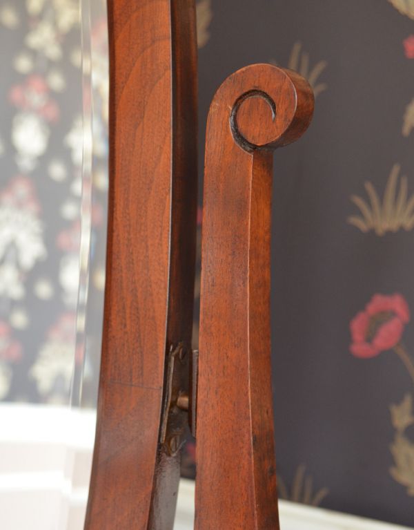 アンティークのドレッサー　アンティーク家具　英国デザインのアンティーク家具、大きな鏡付きのドレッシングチェスト。アンティークの風合いがたっぷりの飾りにウットリ。(q-470-f)