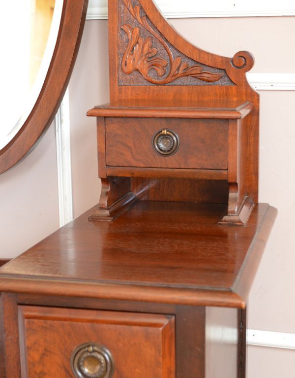 アンティークのドレッサー　アンティーク家具　英国デザインのアンティーク家具、大きな鏡付きのドレッシングチェスト。時計を置いたり、マニキュアを並べたりして使ってくださいね。(q-470-f)