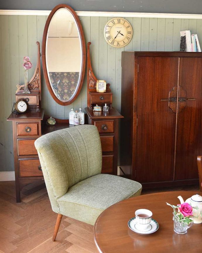 アンティークのドレッサー　アンティーク家具　英国デザインのアンティーク家具、大きな鏡付きのドレッシングチェスト。上半身が見れて、とっても便利な大きなミラーアンティークのドレッシングチェストにしてはめずらしい大きなオーバル型のミラー。(q-470-f)