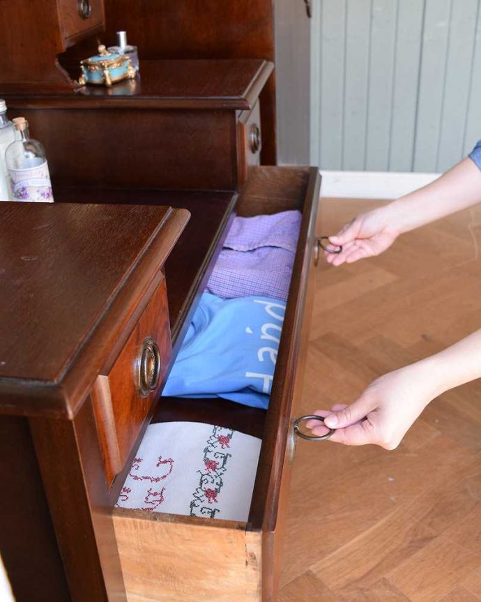 アンティークのドレッサー　アンティーク家具　英国デザインのアンティーク家具、大きな鏡付きのドレッシングチェスト。洋服も入ります。(q-470-f)