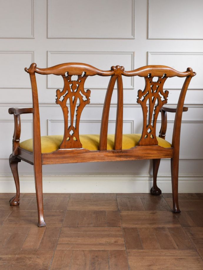 アンティークのセティの後ろ姿