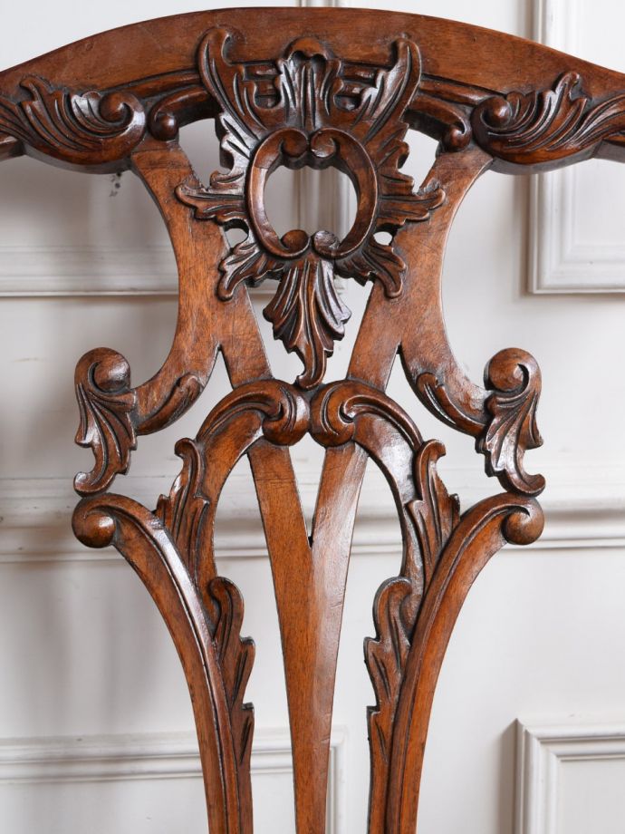 英国アンティーク家具らしい装飾