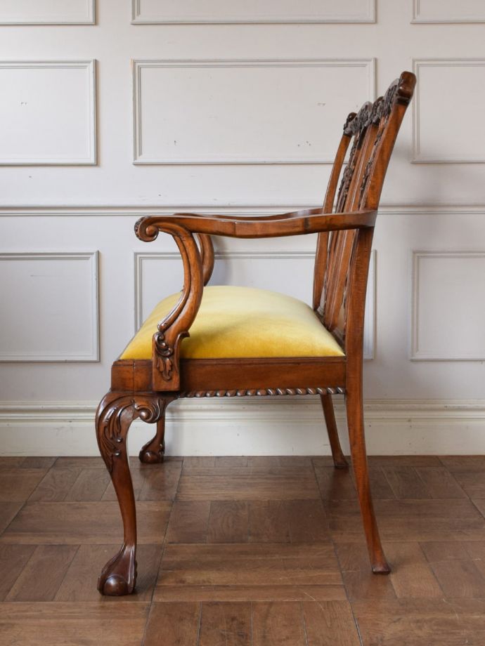 アンティークのソファの側面