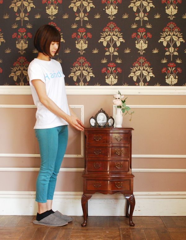 アンティーク家具 引き出しが4杯ある小さなアンティーク家具、英国のおしゃれなチェスト。高級感があって女性らしい優しいシルエット。(q-472-f)