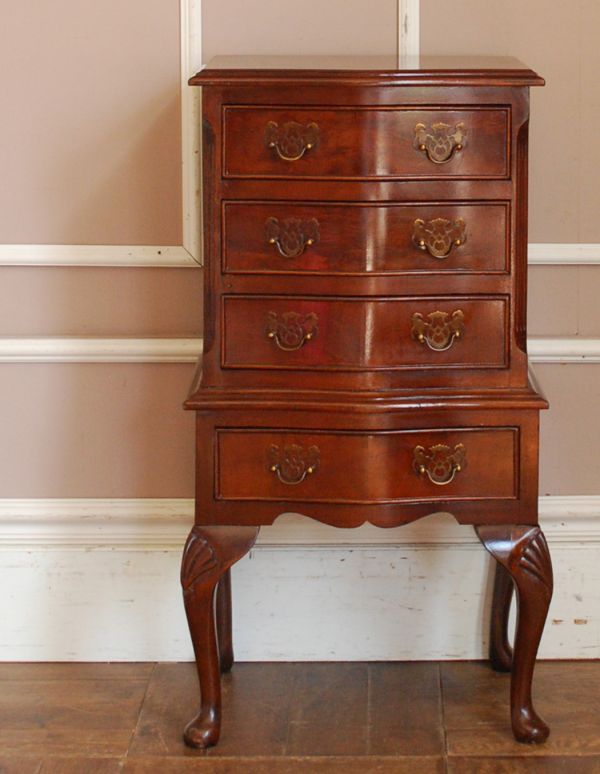アンティーク家具 引き出しが4杯ある小さなアンティーク家具、英国のおしゃれなチェスト。品のある色合いと木目です。(q-472-f)