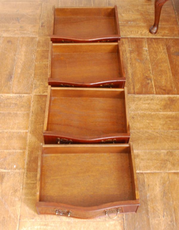 アンティーク家具 引き出しが4杯ある小さなアンティーク家具、英国のおしゃれなチェスト。引き出しは4杯。(q-472-f)