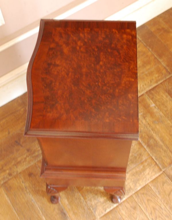 アンティーク家具 引き出しが4杯ある小さなアンティーク家具、英国のおしゃれなチェスト。天板も木目がキレイです。(q-472-f)