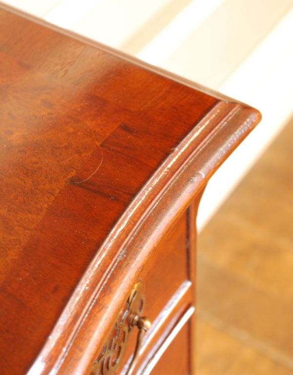 アンティーク家具 引き出しが4杯ある小さなアンティーク家具、英国のおしゃれなチェスト。角もキレイな状態です。(q-472-f)