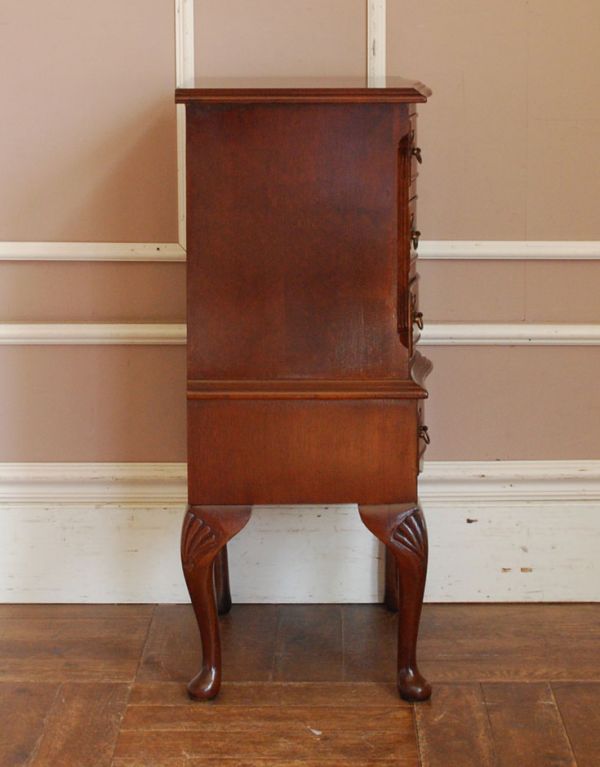 アンティーク家具 引き出しが4杯ある小さなアンティーク家具、英国のおしゃれなチェスト。サイドから見ても絵になります。(q-472-f)