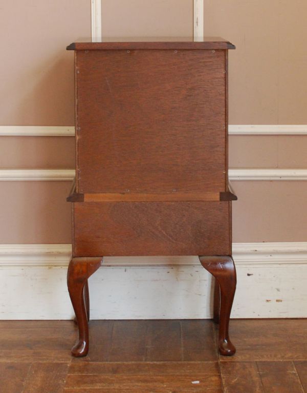 アンティーク家具 引き出しが4杯ある小さなアンティーク家具、英国のおしゃれなチェスト。しっかりメンテナンスしているので、裏側もキレイです。(q-472-f)