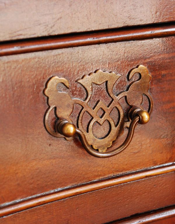 アンティーク家具 引き出しが4杯ある小さなアンティーク家具、英国のおしゃれなチェスト。アンティークの装飾がオシャレな取っ手です。(q-472-f)