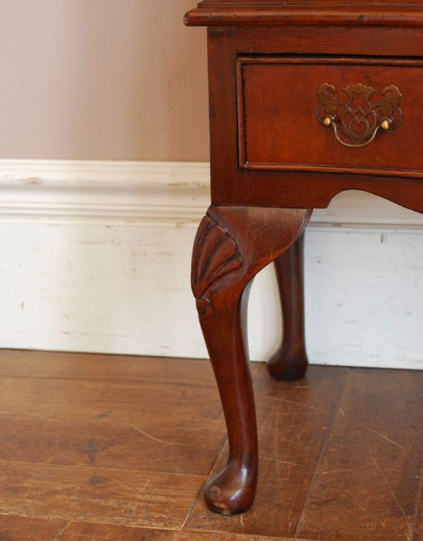 アンティーク家具 引き出しが4杯ある小さなアンティーク家具、英国のおしゃれなチェスト。彫がキレイな脚です。(q-472-f)