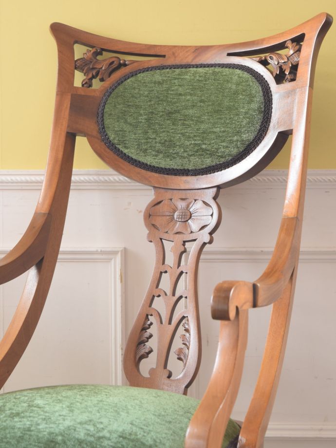 背もたれが美しいアンティークの椅子