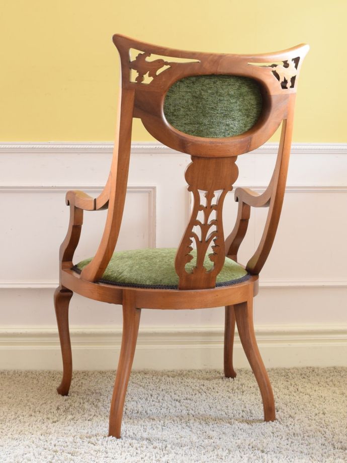 アンティークのサロンチェアの後ろ姿