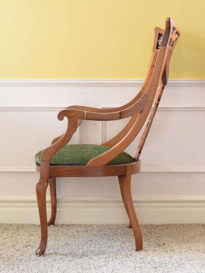 アンティークの椅子の側面