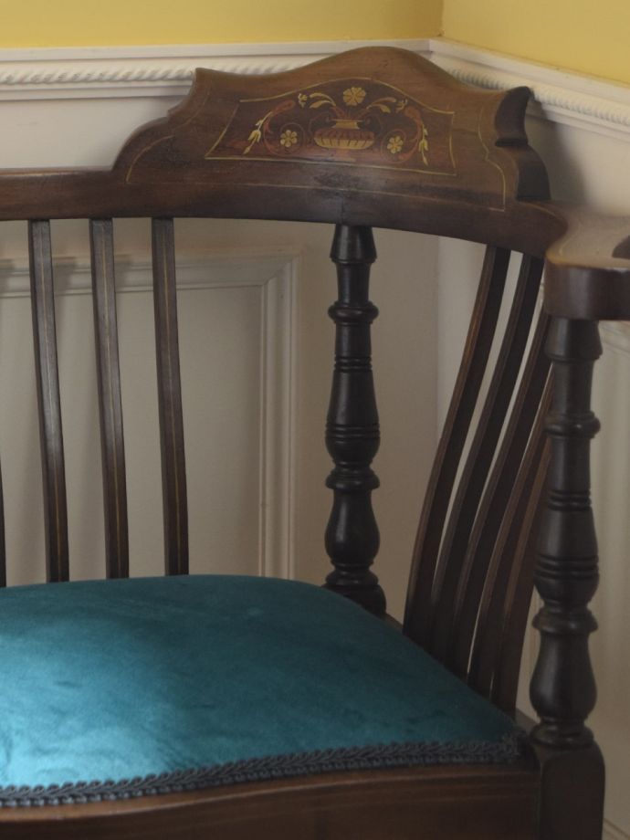 背もたれが美しいアンティークの椅子