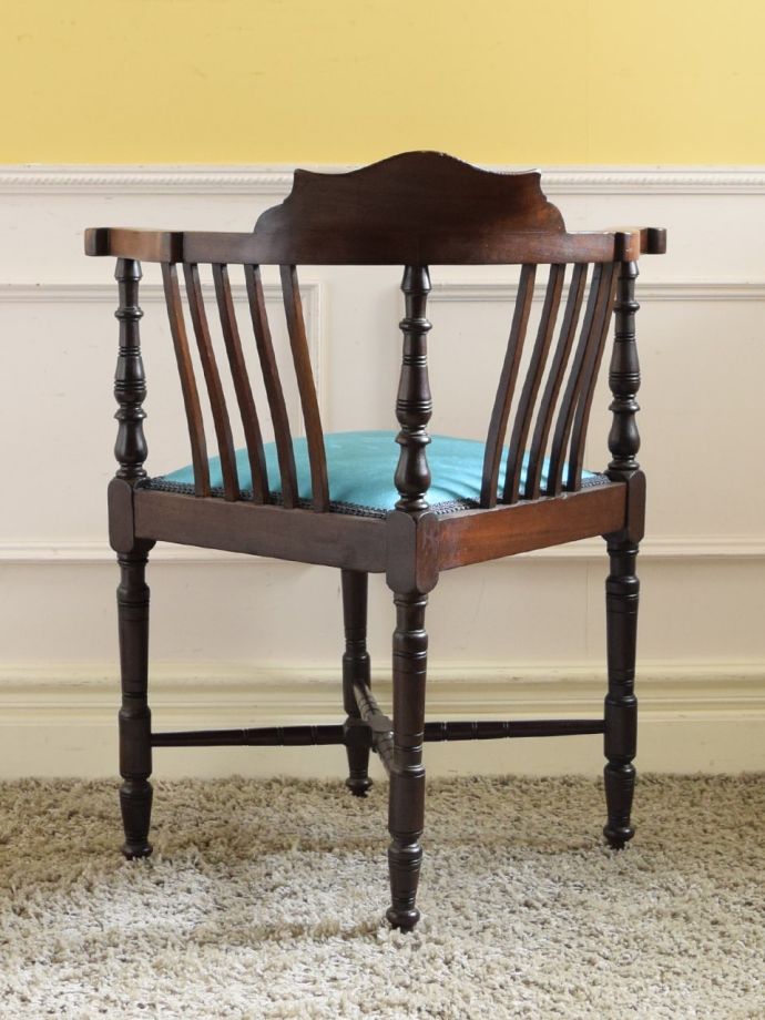 英国アンティークのサロンチェア、象嵌が美しいコーナーチェア(q-474-c