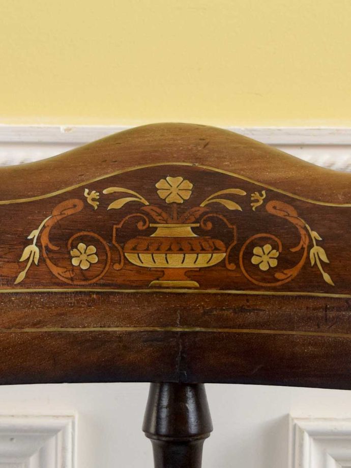 英国アンティーク家具らしい装飾
