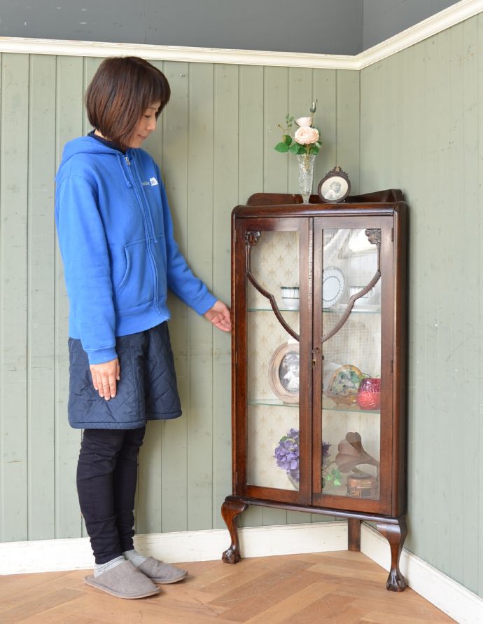 アンティークのキャビネット アンティーク家具 お部屋の角にピタッとはまるアンティークのコーナーガラスキャビネット(飾り棚)。お部屋の隅っこを彩ってくれます角にピタッとおさまってくれて、優雅な雰囲気を醸し出してくれるんです。(q-474-f-1)