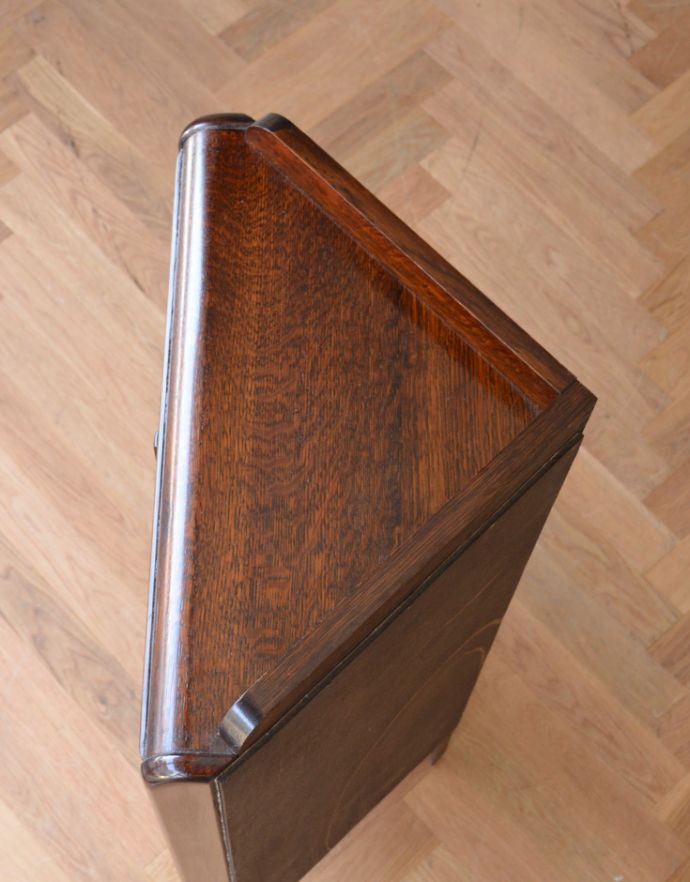 アンティークのキャビネット アンティーク家具 お部屋の角にピタッとはまるアンティークのコーナーガラスキャビネット(飾り棚)。上から見るとこんな感じもちろん天板もピカピカにお直ししました。(q-474-f-1)