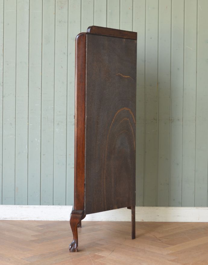 アンティークのキャビネット アンティーク家具 お部屋の角にピタッとはまるアンティークのコーナーガラスキャビネット(飾り棚)。横から見てもキレイ もちろん、横から見てもキレイに仕上がっているので、安心して使ってください。(q-474-f-1)