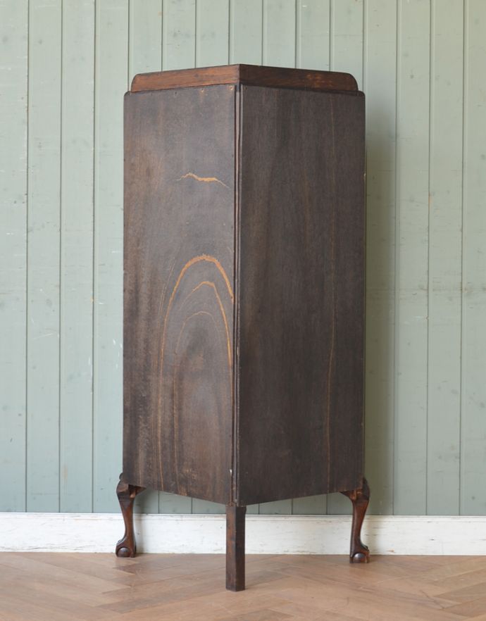 アンティークのキャビネット アンティーク家具 お部屋の角にピタッとはまるアンティークのコーナーガラスキャビネット(飾り棚)。もちろん後姿もキレイです アンティークは新品ではないので、もちろん経年変化によるキズはありますが、専門の職人がキレイにお直しをしているので、後ろ姿までキレイです。(q-474-f-1)