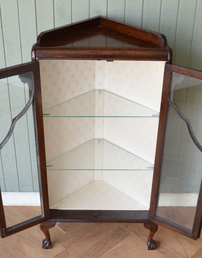 アンティークのキャビネット アンティーク家具 お部屋の角にピタッとはまるアンティークのコーナーガラスキャビネット(飾り棚)。扉を開けて中を見てみると…職人がキレイに修復して、背板も新しい生地に張替えました。(q-474-f-1)