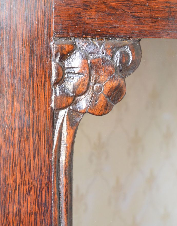 アンティークのキャビネット アンティーク家具 お部屋の角にピタッとはまるアンティークのコーナーガラスキャビネット(飾り棚)。木の装飾が上品なアクセントになっていますガラスももちろん当時のもの。(q-474-f-1)