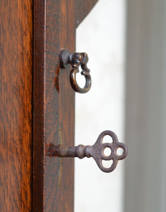 アンティークのキャビネット アンティーク家具 お部屋の角にピタッとはまるアンティークのコーナーガラスキャビネット(飾り棚)。開ける度にワクワク・・・ カギを使って扉を開ける度に、まるで宝箱を開けるみたいです。(q-474-f-1)