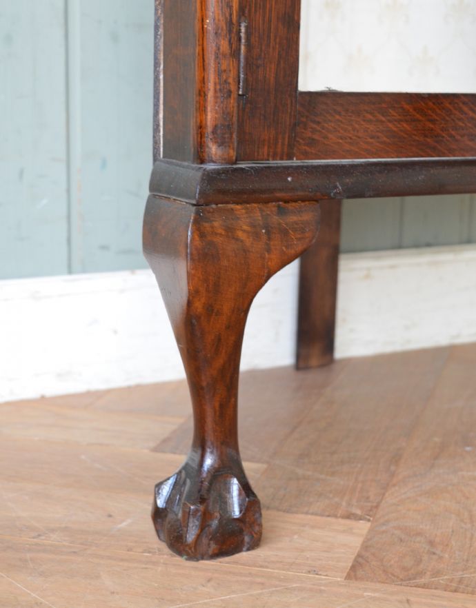 アンティークのキャビネット アンティーク家具 お部屋の角にピタッとはまるアンティークのコーナーガラスキャビネット(飾り棚)。女性1人でラクラク運べちゃう仕掛け Handleのアンティークは、脚の裏にフェルトキーパーをお付けしています。(q-474-f-1)