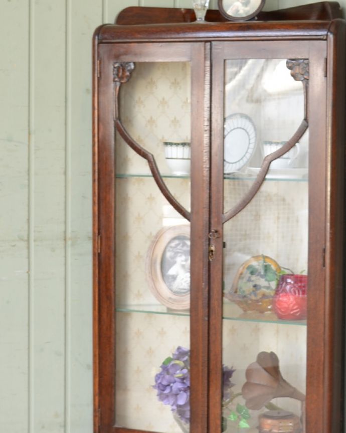 アンティークのキャビネット アンティーク家具 お部屋の角にピタッとはまるアンティークのコーナーガラスキャビネット(飾り棚)。何を入れてもOK!全部が素敵に見えちゃう!飾るものがないから…なんて思わないで、お家にあるお客様用のカップなどを入れてみましょう。(q-474-f-1)