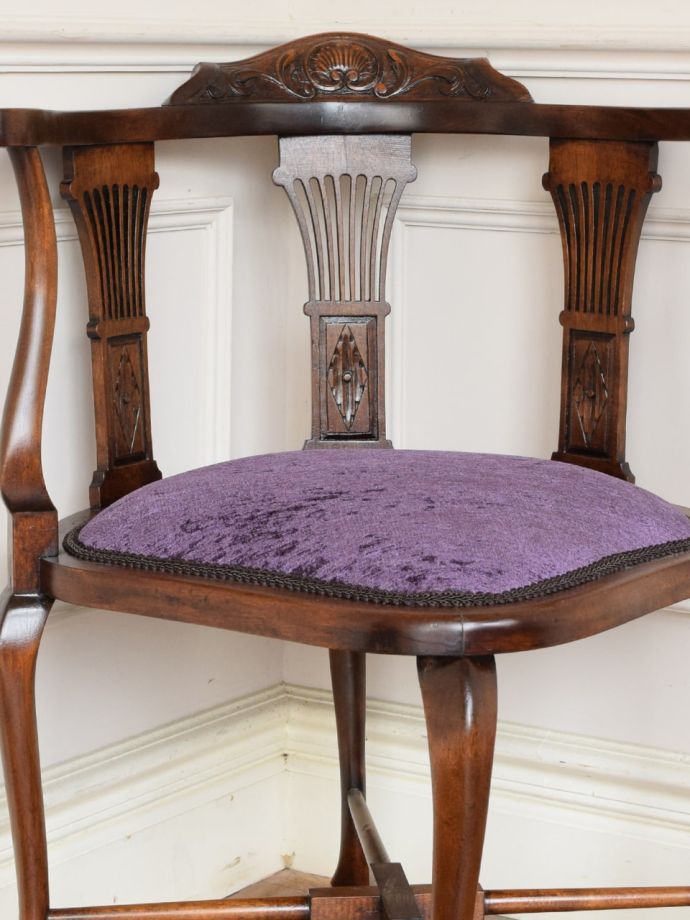 背もたれが美しいアンティークの椅子