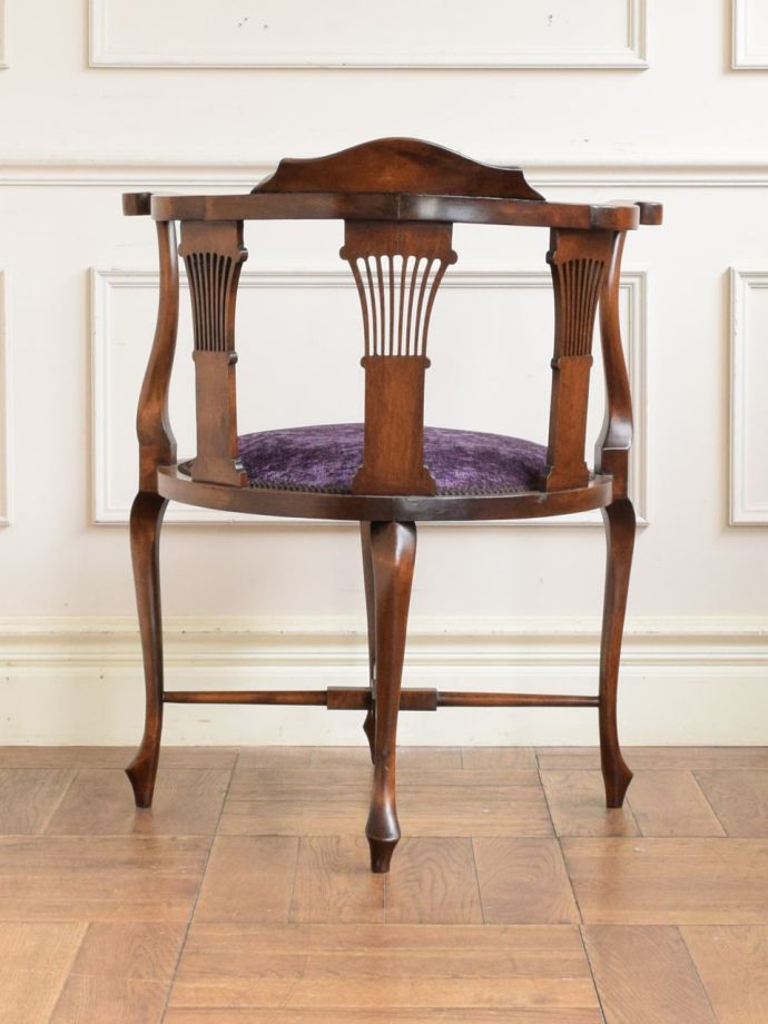 アンティークのコーナーチェアの後ろ姿