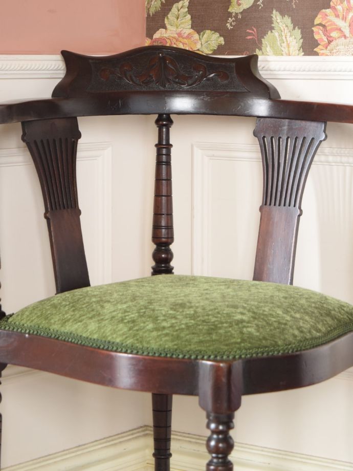 背もたれが美しいアンティークの椅子