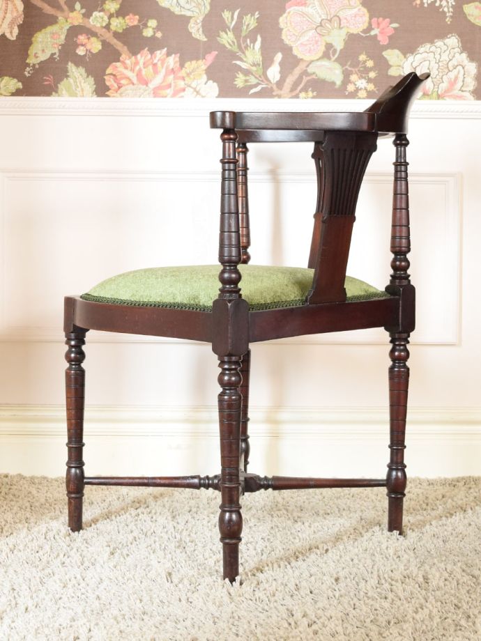 アンティークの椅子の側面