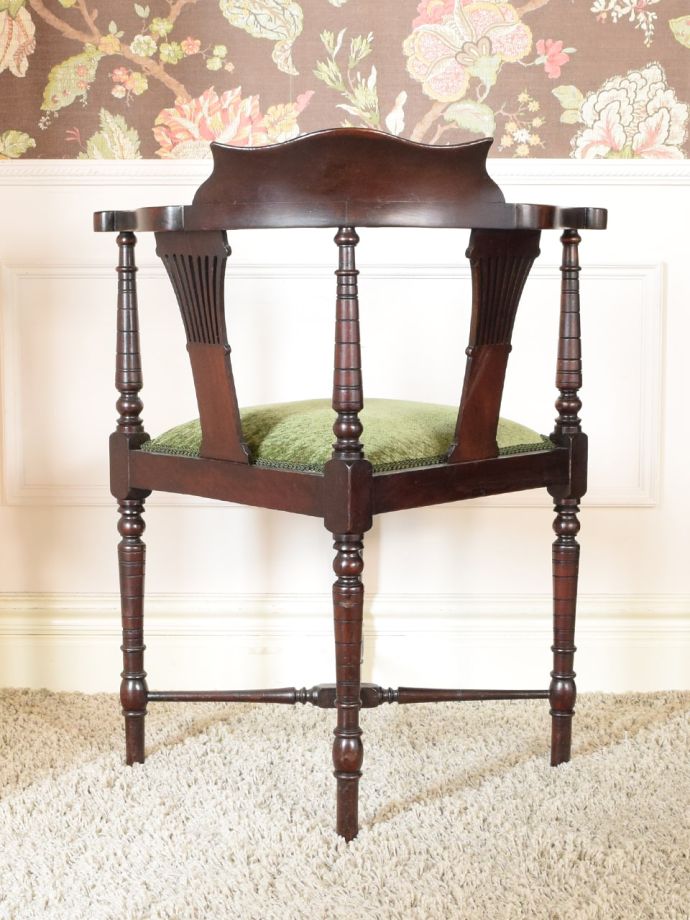 アンティークのコーナーチェアの後ろ姿