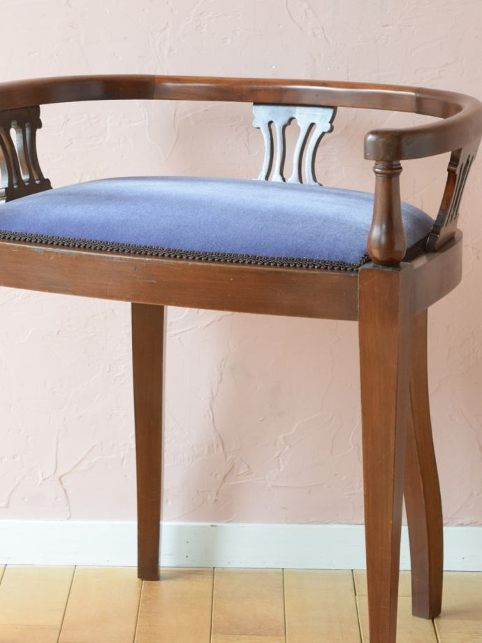 背もたれが美しいアンティークの椅子