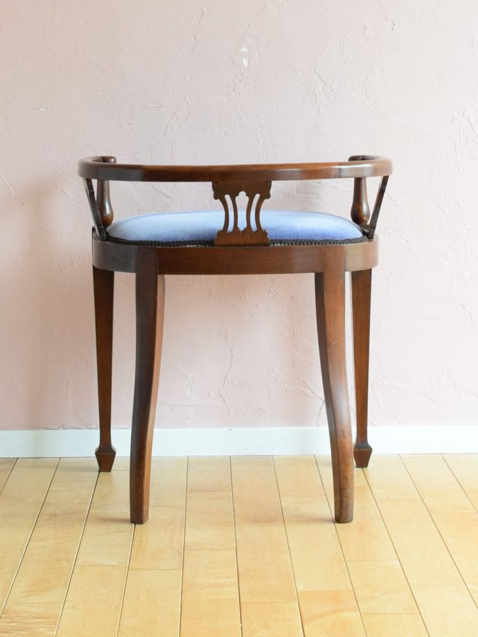 アンティークのサロンチェアの後ろ姿