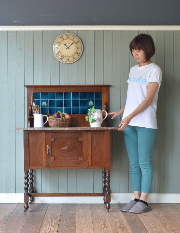 アンティークのキャビネット　アンティーク家具　アンティークの大人っぽい英国家具、ブルータイル入りのウォッシュハンドスタンド。ポットや電話機などの家電を置いても自然になじみます。(q-478-f)