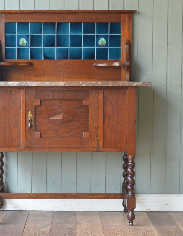 アンティークのキャビネット　アンティーク家具　アンティークの大人っぽい英国家具、ブルータイル入りのウォッシュハンドスタンド。正面にもアンティークのタイルが貼ってあります。(q-478-f)