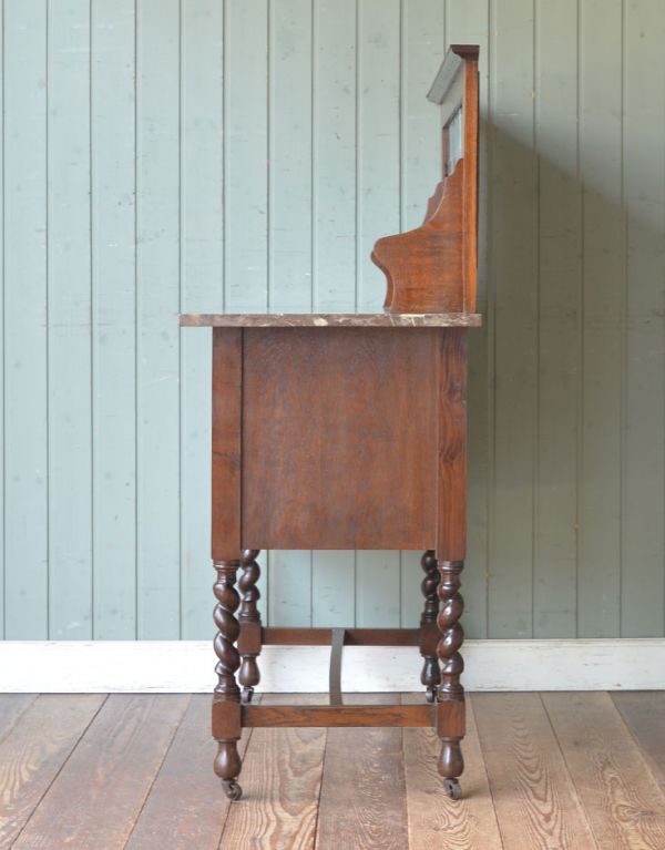 アンティークのキャビネット　アンティーク家具　アンティークの大人っぽい英国家具、ブルータイル入りのウォッシュハンドスタンド。奥行きはそれほどないので、お部屋に圧迫感もなく使いやすいです。(q-478-f)