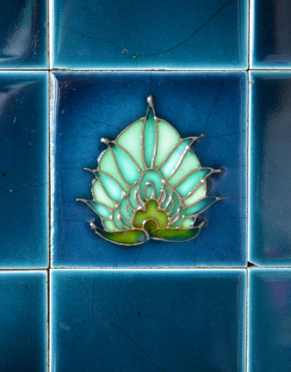 アンティークのキャビネット　アンティーク家具　アンティークの大人っぽい英国家具、ブルータイル入りのウォッシュハンドスタンド。アンティークタイルも当時のもの。(q-478-f)