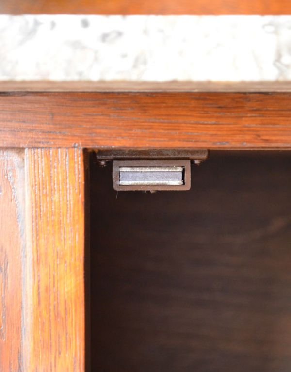 アンティークのキャビネット　アンティーク家具　アンティークの大人っぽい英国家具、ブルータイル入りのウォッシュハンドスタンド。扉にはマグネットがありますので、開閉がスムーズです。(q-478-f)