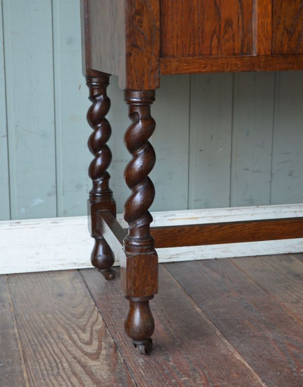 アンティークのキャビネット　アンティーク家具　アンティークの大人っぽい英国家具、ブルータイル入りのウォッシュハンドスタンド。きちんと調整したので、新しいものと比べるとスムーズではありませんが、ちゃんと動きます。(q-478-f)