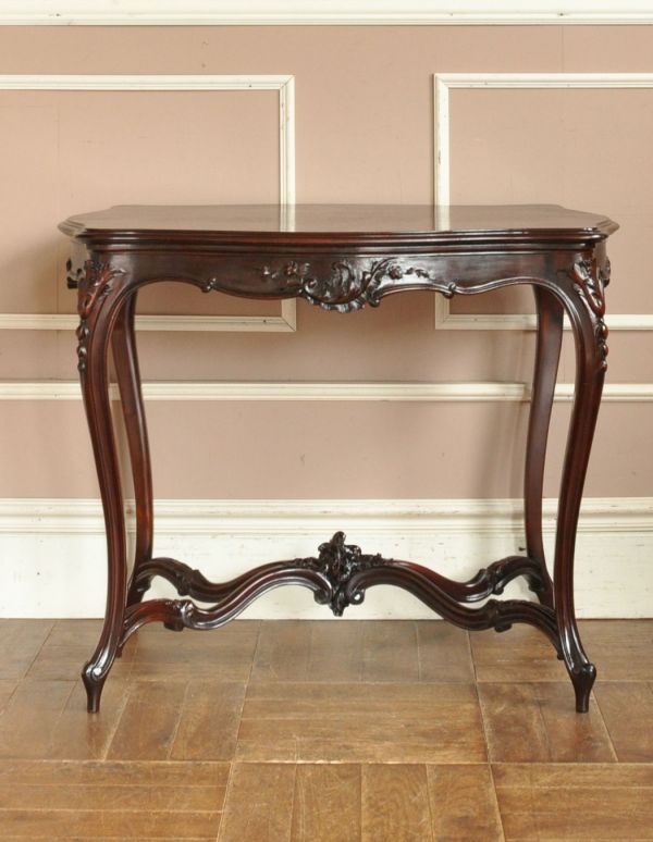 ロイドテーブル　アンティーク家具　アンティークの英国家具、彫がたっぷりのオケージョナルテーブル 。細くて繊細なラインが美しい脚。(q-481-f)